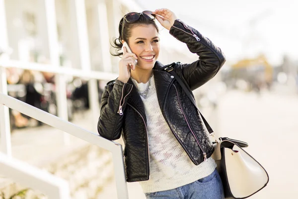 Jovem com telefone celular — Fotografia de Stock