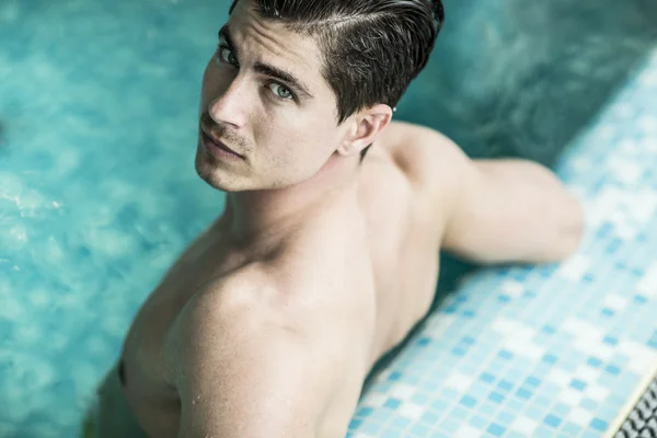 Junger Mann im Pool — Stockfoto