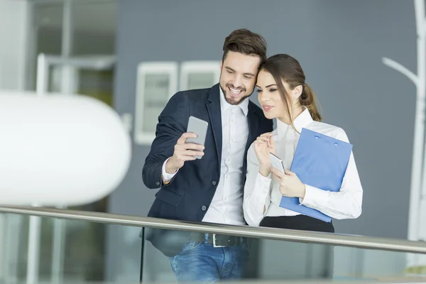 Pareja joven en la oficina — Foto de Stock