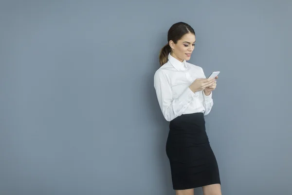 Mujer joven junto a la pared —  Fotos de Stock