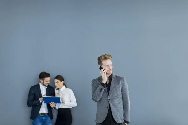 Ung man med mobiltelefon — Stockfoto