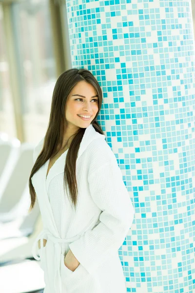 Mujer joven junto a la piscina — Foto de Stock