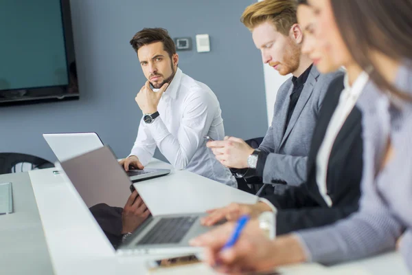 Junge Leute im Büro — Stockfoto