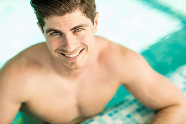 Junger Mann im Pool — Stockfoto