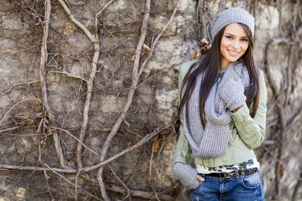 Mujer joven junto a la pared —  Fotos de Stock