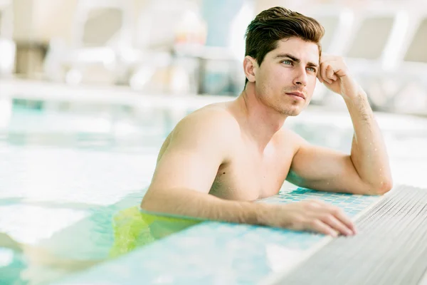 Jeune homme dans la piscine — Photo