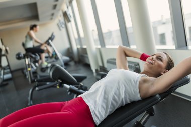 Spor salonundaki genç kadın.