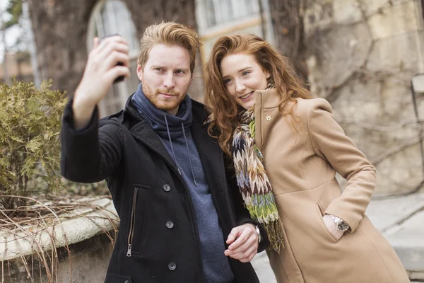 Пара фотографує мобільний телефон — стокове фото