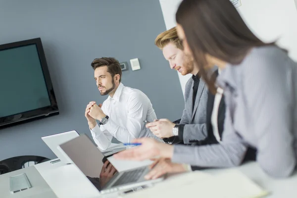 Jongeren op kantoor — Stockfoto