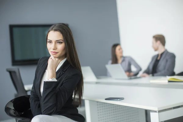 Jonge vrouw in het kantoor — Stockfoto