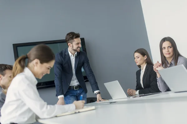 Jongeren op kantoor — Stockfoto