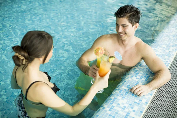 Pareja joven en la piscina — Foto de Stock