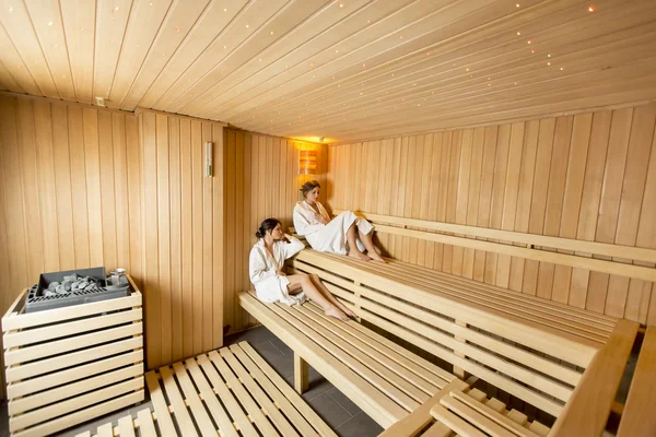 Jonge vrouwen in sauna — Stockfoto