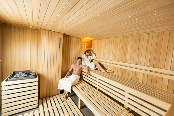 Jeune couple se relaxant dans le sauna — Photo