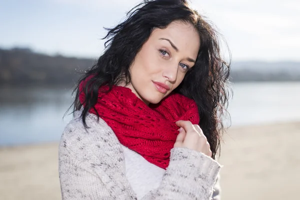 Giovane donna in spiaggia — Foto Stock