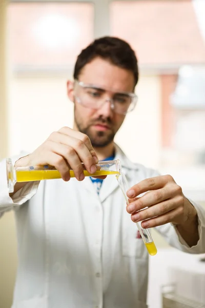 Joven en el laboratorio — Foto de Stock