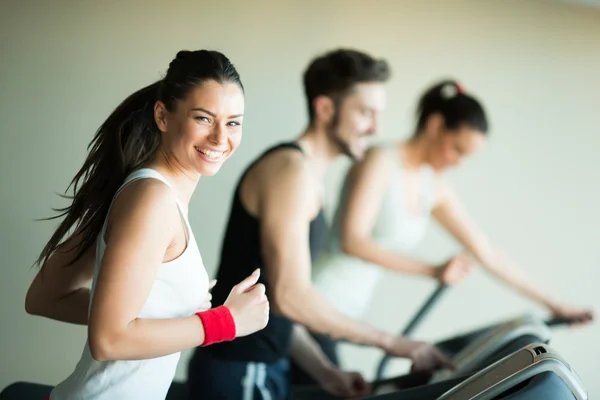 Personer i gymmet — Stockfoto