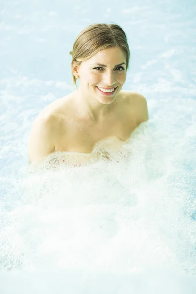 Giovane donna in piscina — Foto Stock