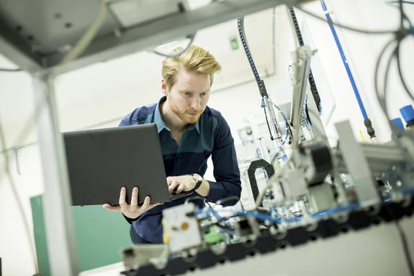 Ingeniero en la fábrica — Foto de Stock