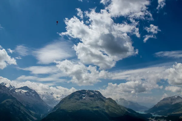 Parapendio in Ingadin, Svizzera — Foto Stock