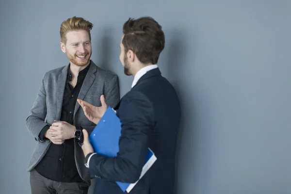 Unga män på kontoret — Stockfoto