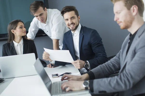 Jóvenes en la oficina — Foto de Stock