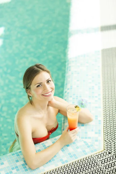 Jonge vrouw in het zwembad — Stockfoto