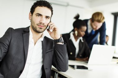 Ofisteki genç adam.