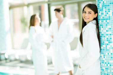 havuz kenarında genç kadın