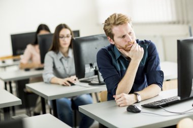 Öğrenciler sınıfta.