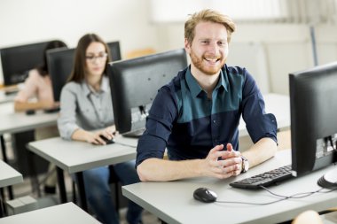 Öğrenciler sınıfta.