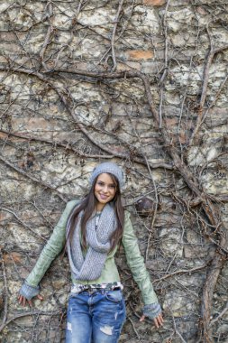 Genç Bayan duvara tarafından