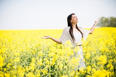 Bahar alanında genç kadın