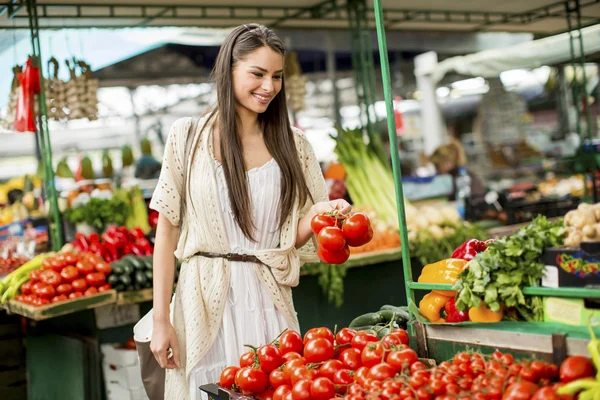 Ung kvinna på marknaden — Stockfoto