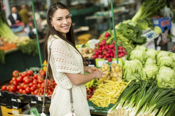 Ung kvinna på marknaden — Stockfoto