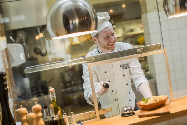 Koch im Restaurant — Stockfoto