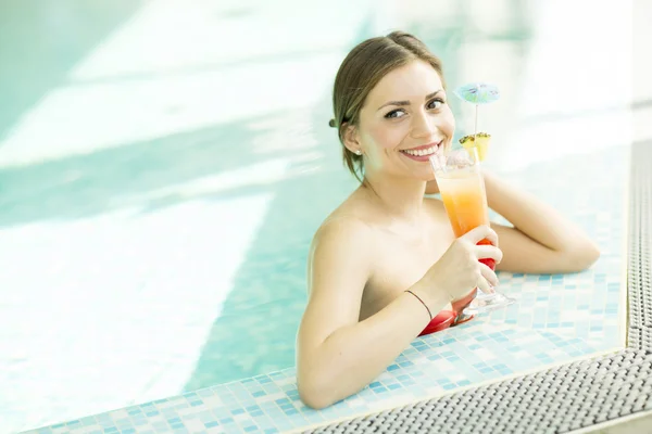 Junge Frau im Schwimmbad — Stockfoto