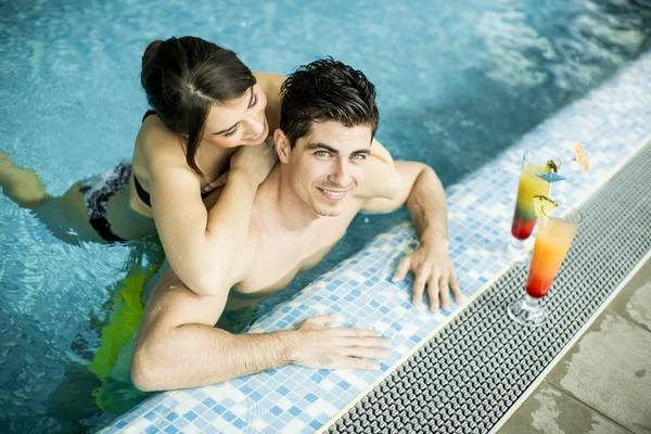 Giovane coppia in piscina — Foto Stock