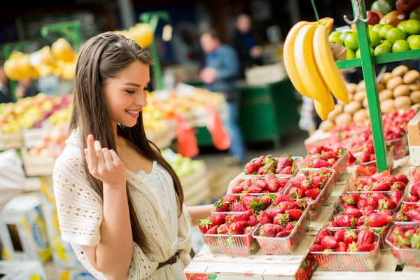 Jonge vrouw op de markt — Stockfoto