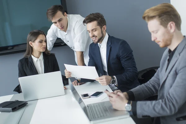 Jóvenes en la oficina — Foto de Stock