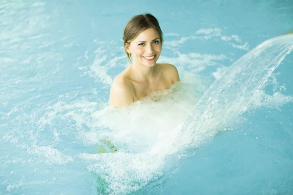 Yüzme havuzunda genç bir kadın — Stok fotoğraf