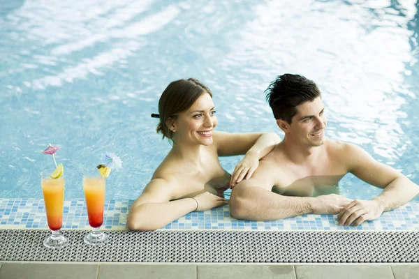 Pareja joven en la piscina — Foto de Stock