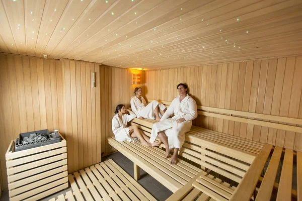 Giovani in sauna — Foto Stock