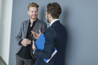 Ofisteki genç adamlar