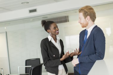 Ofisteki genç çift.