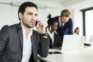 Ofisteki genç adam.