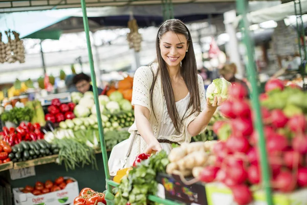 Ung kvinna på marknaden — Stockfoto