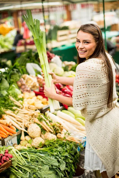 Young woman on the market — Stock Photo, Image