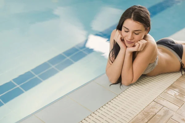 Junge Frau am Pool — Stockfoto