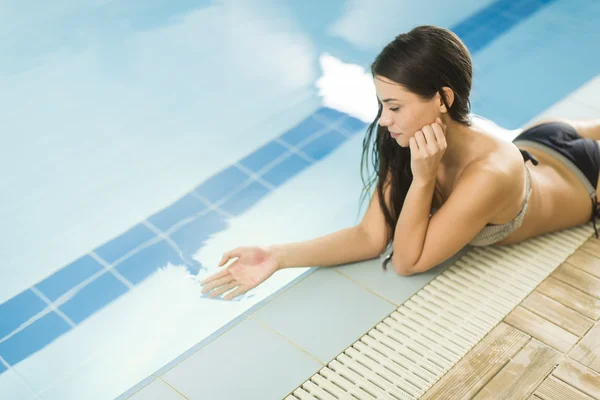 Junge Frau am Pool — Stockfoto